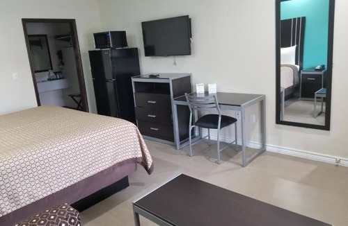 Bay City Hotel | King Room, Scottish Inns & Suites, Soundproof Rooms, Near Shops and Restaurants