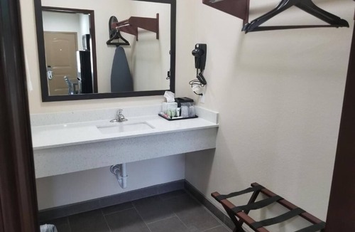Bay City Hotel | King Room, Scottish Inns & Suites, Soundproof Rooms, Near Shops and Restaurants