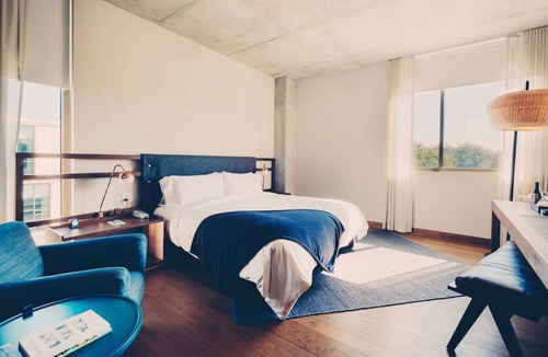 Travis Heights Hotel | King Room with Courtyard Views and Walk-In Shower