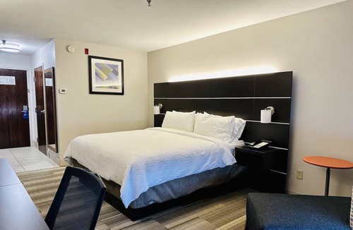 Lupton City Hotel | King Room with Free Breakfast | For Business Trips & Leisure Explorers