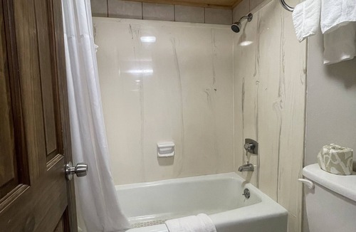 Gatlinburg Hotel | King Room with Jacuzzi