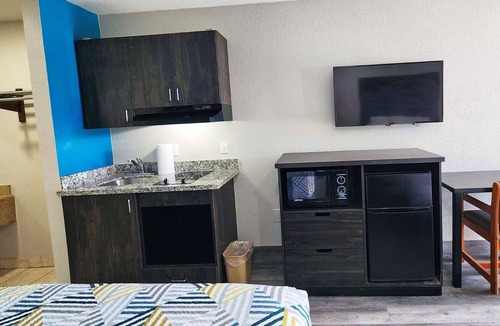Wharton Hotel | King Room with Kitchenette, Free Breakfast, and Parking!
