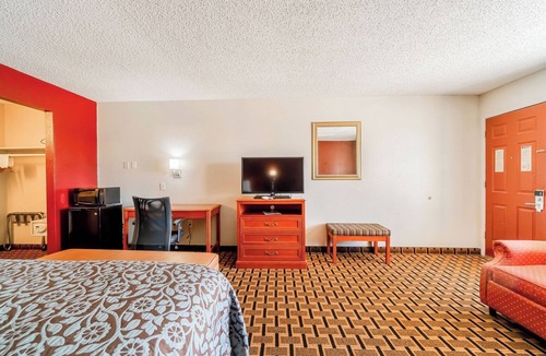 Vernon Hotel | King Room with Private Bath & Desk – Great Choice for Hwy 287 Travelers