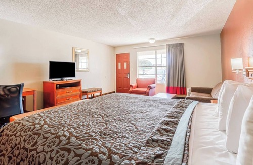 Vernon Hotel | King Room with Private Bath & Desk – Great Choice for Hwy 287 Travelers