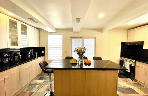 Old Town Historic District Cottage | King's Gate nOld Town +150m to Queen St + 4 king Beds +4.5 Bthrm+ EV+BBQ