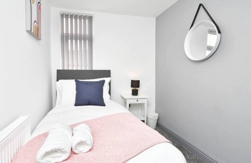 Newcastle-Under-Lyme House | King's Terrace by YourStays