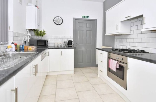 Newcastle-Under-Lyme House | King's Terrace by YourStays