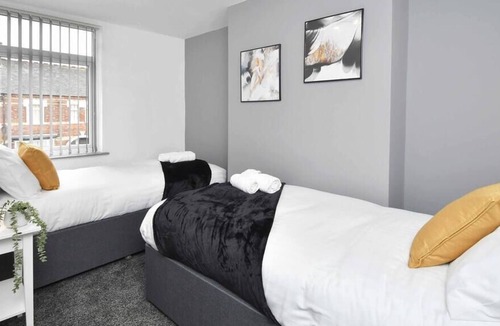 Newcastle-Under-Lyme House | King's Terrace by YourStays