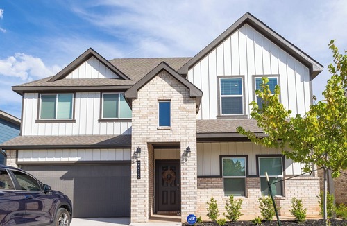 Yukon House | KING SIZE 6BED HOME + 6 PERSON HOT TUB + FIREPIT