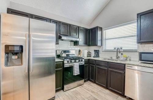 El Paso House | King Size bed/3 bedroom HOUSE/Huge backyard
