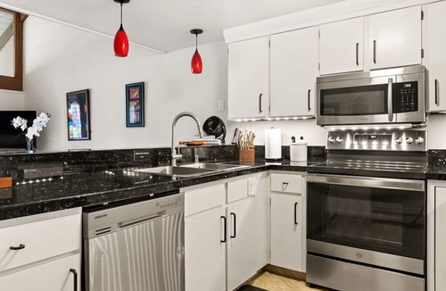 Waikoloa Villa | KING SIZE BED, SOLAR HEATED POOLS/SPAS, OCEAN VIEWS