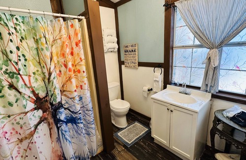 Canton Cottage | King Size Bed Suite Closest to First Monday Trade Days