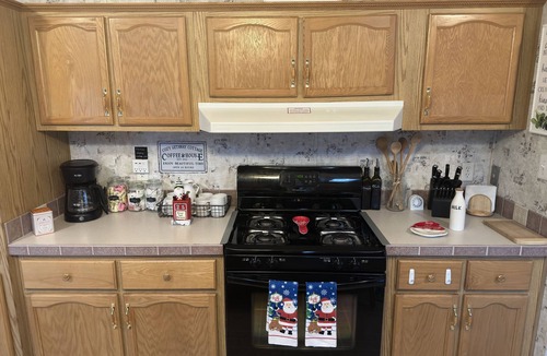 Cairo Cottage | King size bedroom/Outdoor fire pit, Game Room. Cozy getaway cottage