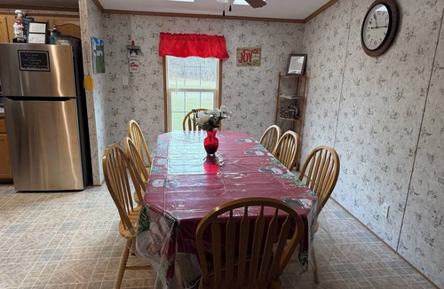Cairo Cottage | King size bedroom/Outdoor fire pit, Game Room. Cozy getaway cottage