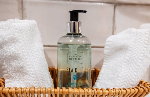 Clitheroe Apartment | King size bedroom with private bathroom