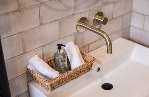 Clitheroe House | King size bedroom with private bathroom