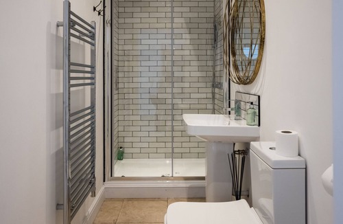 Clitheroe House | King size bedroom with private bathroom