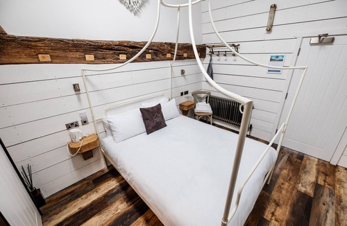 Clitheroe House | King size bedroom with private bathroom