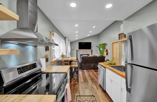 Briar Crest Woods Cabin | King Size - Romantic - Massage - Pet Friendly