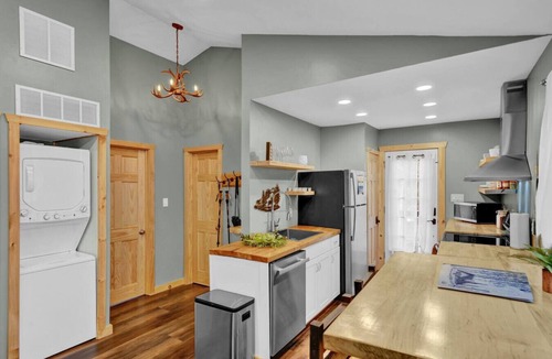 Briar Crest Woods Cabin | King Size - Romantic - Massage - Pet Friendly