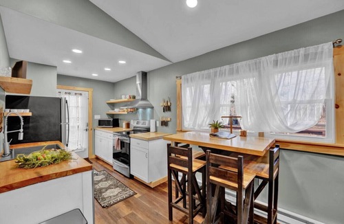 Briar Crest Woods Cabin | King Size - Romantic - Massage - Pet Friendly