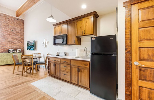 Amity Apartment | King size suite with kitchenette