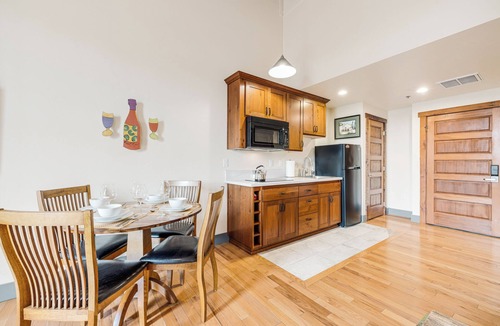 Amity Apartment | King size suite with kitchenette