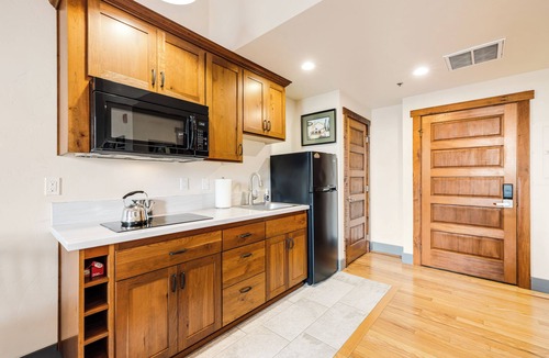 Amity Apartment | King size suite with kitchenette