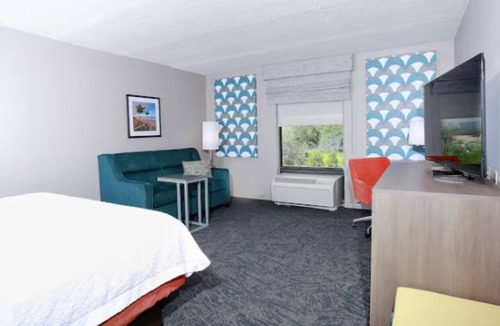 Wesley Chapel Hotel | King Size With Sofa Bed | Work & Relax Space + Breakfast