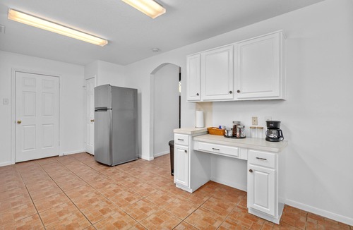 Cypress Apartment | King sized bed Driveaway parking Private Backyardn
