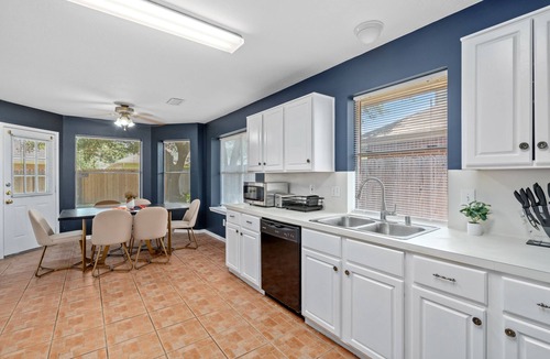 Cypress Apartment | King sized bed Driveaway parking Private Backyardn