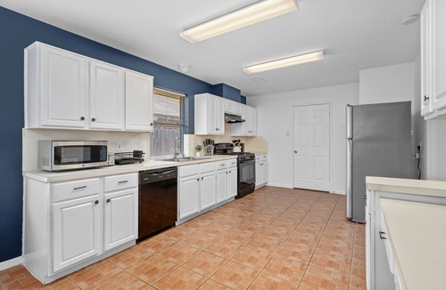 Cypress Apartment | King sized bed Driveaway parking Private Backyardn