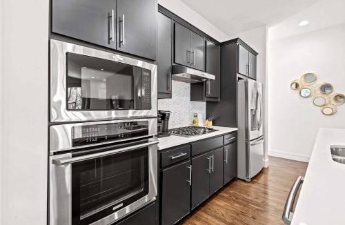 Old East Dallas House | King-Sized Comfort with Rooftop Skyline Views