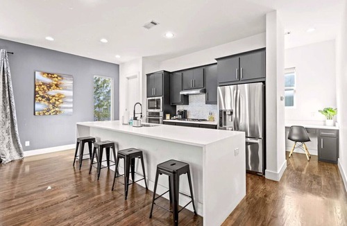 Old East Dallas Villa | King-Sized Comfort with Rooftop Skyline Views