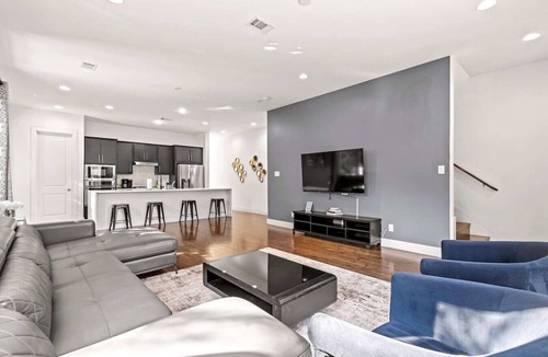Old East Dallas Villa | King-Sized Comfort with Rooftop Skyline Views