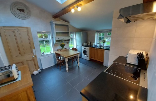 Chorlton-by-Backford Cottage | King sized double room - ensuite - garden view