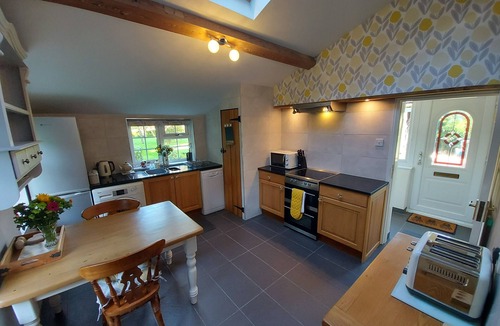 Chorlton-by-Backford Cottage | King sized double room - ensuite - garden view