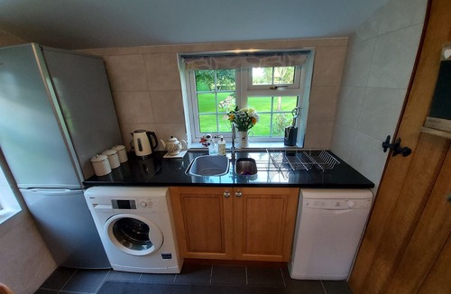 Chorlton-by-Backford Cottage | King sized double room - ensuite - garden view