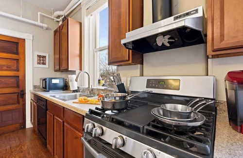 Shelby Park Apartment | KING Sleep8 4Bed 3BR 2BA Swepson Domestique 201
