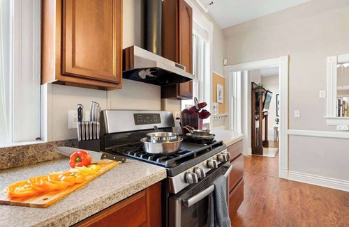 Shelby Park Apartment | KING Sleep8 4Bed 3BR 2BA Swepson Domestique 201