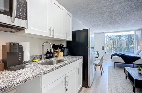 Hollyford Apartment | King Studio Escape | 5 Min to DT & Jacksonville U