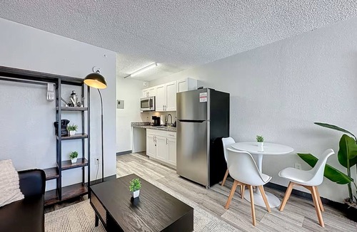 Hollyford Apartment | King Studio Escape | 5 Min to DT & Jacksonville U