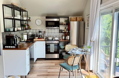 Lafayette Apartment | King Studio for Wedding Guests, Local Events, Family Visits & Work Stays