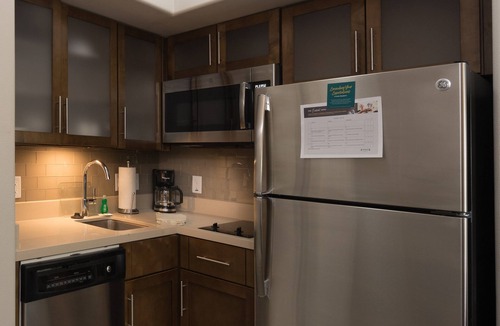 Lake Jackson Apartment | King Studio. Free Breakfast Buffet. Outdoor Pool.