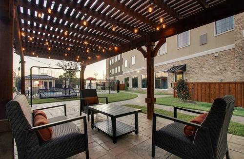 The Colony Apartment | King Studio. Free Breakfast Buffet & Pool Access.