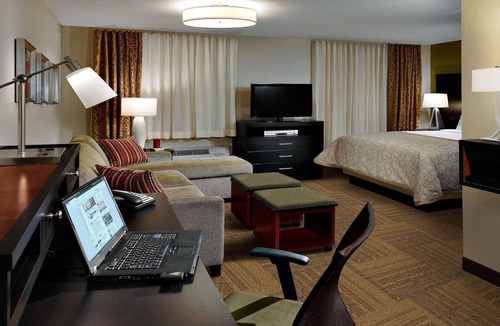 Lafayette Apartment | King Studio. Free Breakfast. Pool. Only 5 Miles from Purdue University.