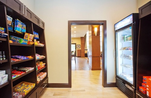 Sweetbriar Apartment | King Studio. Free Breakfast, Gym & Pool Access. Near Downtown Austin!