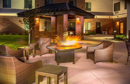Northfield Apartment | King Studio. Free Breakfast Buffet. Pool & Gym Access.