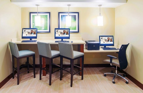 Northfield Apartment | King Studio. Free Breakfast Buffet & Pool Access.