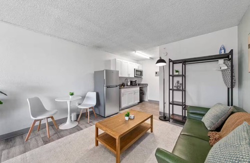 Highlands Apartment | King Studio Getaway, 5 Minutes to DT and Jax U